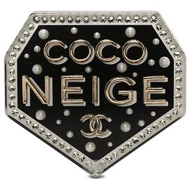 Broche Coco Neige Chanel CC em resina preta, strass e pérolas artificiais Preto