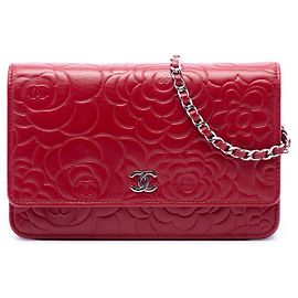 Bolsa transversal Chanel CC Wallet On Chain em couro de cordeiro com relevo e camélia vermelha Vermelho