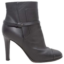 Schwarze Chanel Lederstiefeletten mit Schnalle Absatz Größe 40.5 Schwarz