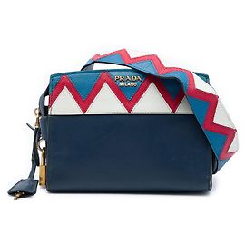Bolsa transversal Esplanade em couro de vitelo Greca com acabamento Saffiano azul, tamanho Medium da Prada Azul