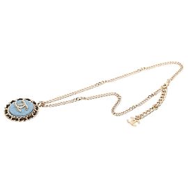 Colar de pingente redondo com corrente trançada de couro e denim, banhado a ouro com CC da Chanel Dourado