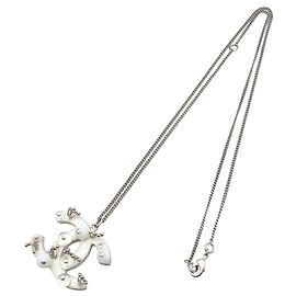 Collana con pendente Chanel CC in argento, ottone e resina con strass Argento