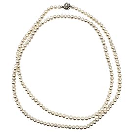 Autre Marque Collier long en perles d'eau douce blanches 7mm avec fermoir fleur argenté cm 135 Blanc