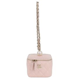 Estojo de vaidade mini em caviar matelassê rosa metálico da Chanel com pérolas em cima e corrente Prata