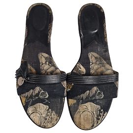 Givenchy Mules em couro preto com estampa floral e borlas Marrom Preto Outro
