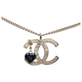 Colar com pingente de coração Chanel Coco Mark Dourado
