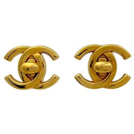 Brincos de pressão Chanel dourados com marca Coco Dourado