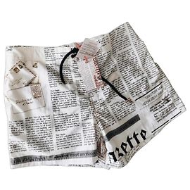 Short de bain John Galliano imprimé journal - L Noir Blanc