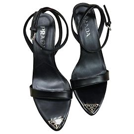 Sandales Prada en cuir noir avec logo triangle Noir