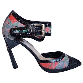 Erdem Lackleder Pumps mit Blumenprint Schwarz Rot Grün Grau