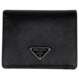 Cartera bi-fold Prada Saffiano Triangle Negro