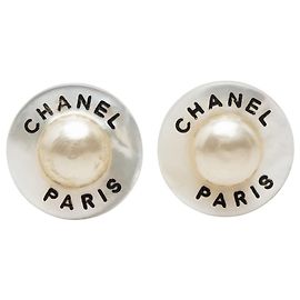 Orecchini a clip rotondi Chanel in resina bianca CC e perle finte Bianco