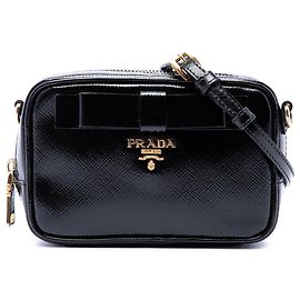 Bolsa Camera Prada em Saffiano Vernice Preta com Laço Preto