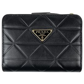 Portafoglio Prada bi-fold in pelle nera Nero