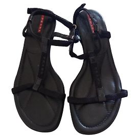 Sandales plates Prada en cuir verni noir Noir