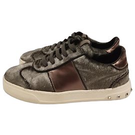 Sapatilhas Valentino Garavani Rockstud em couro e pelo de pônei Multicor