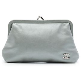 Clutch Chanel em pele de bezerro metalizada prateada com fecho kiss lock Prata