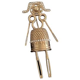 Spilla Chanel Runway Gold-Tone Sewing Lady D'oro