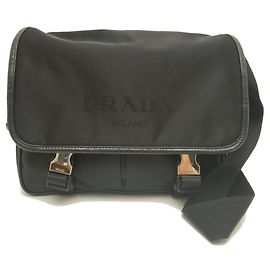 Borsa a tracolla Prada Saffiano Triangle in Nero Nero