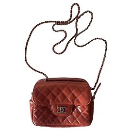 Sac Chanel Classic Small en cuir verni Corail Corail