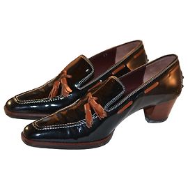 Botas de cano curto Tod's em pele envernizada preta com borlas Marrom Preto
