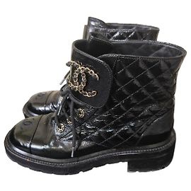 Botas de combate Chanel de piel charol acolchada negra Negro