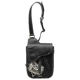 Bolsa Tiracolo Saddle Dior Stussy em couro de bezerro preta com aplique de abelha Preto