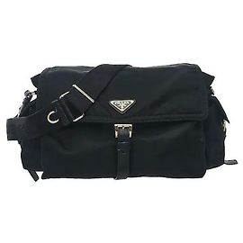 La borsa a tracolla Explore è realizzata nel materiale Re-Nylon innovativo di Prada, che offre leggerezza e un'eccezionale durata. È resistente alle macchie e ai graffi quotidiani, rendendola ideale Nero