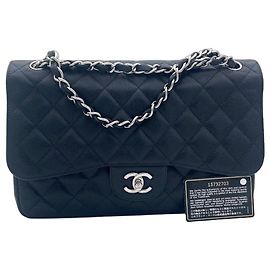 Bolsa Chanel medium flap clássica em couro caviar preto Preto