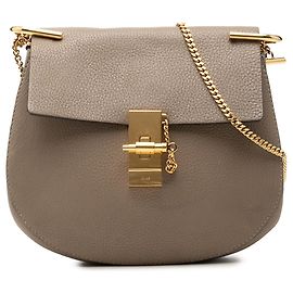 Chloé Drew Crossbody em couro de bezerro granulado marrom Small Marrom Taupe