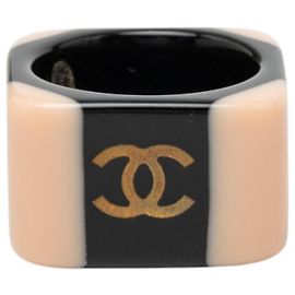 Anello Chanel Beige CC in resina Beige