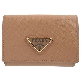 Cartera compacta Prada de tres pliegues Beige