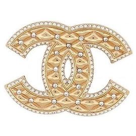 Broche Chanel CC Efeito Acolchoado em Metal Dourado com Strass Dourado