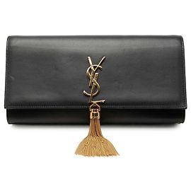 Saint Laurent Cassandre Clutch aus glattem Kalbsleder in Schwarz mit Quaste Schwarz