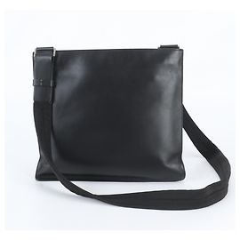 Prada Schultertasche aus Leder Schwarz