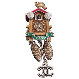 Broche Chanel Cuckoo Clock Blanc Rouge Doré Vert Bijouterie argentée Bijouterie dorée