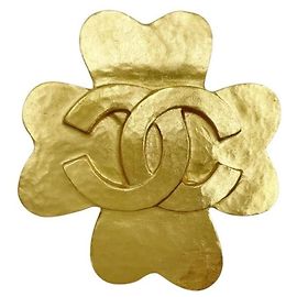 Broche trèfle Chanel en métal doré Doré