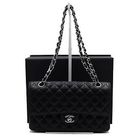 Chanel Borsa a tracolla Classic Medium con catena argentata Nero