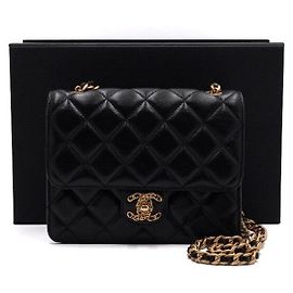 Chanel Bolsa de aba acolchoada em pele de cordeiro preta com logótipo CC e corrente dourada Preto