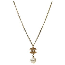 Chanel Collier CC en or avec perle goutte Doré