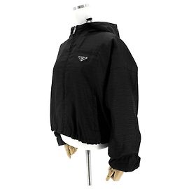 Moncler Giacca corta con cappuccio in jacquard Re-Nylon Prada Nero