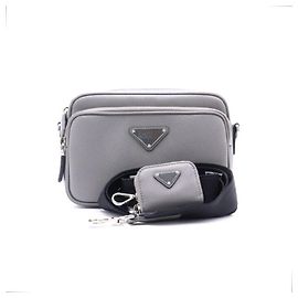 Prada Borsa a tracolla Messenger in pelle Saffiano con logo argento Season Marrone
