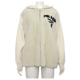 Prada Oversized Damenjacke mit Kapuze aus Webpelz Weiß