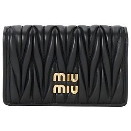 Tarjetero con solapa Miu Miu AFPP Negro de piel de cordero Negro