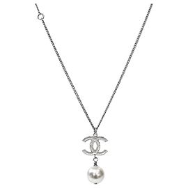 Chanel Collar CC de plata con perla gota Plata