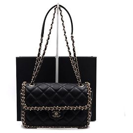 Chanel Bolsa de ombro em pele de cordeiro preta com logótipo CC dourado, aba, pérolas e corrente dourada Preto