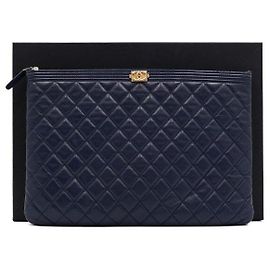 Chanel Boy Large Clutch aus Lammleder in Navy Blau