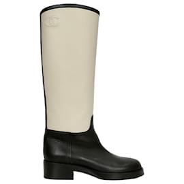 Chanel Botas altas acolchoadas Marrom