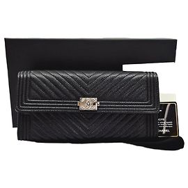 Chanel Carteira longa Boy Caviar Chevron preta com acabamento prateado Preto