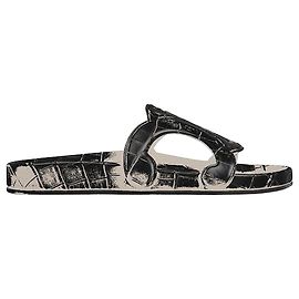Céline Chinelo Triomphe em couro de bezerro com gravação de crocodilo preto Preto
